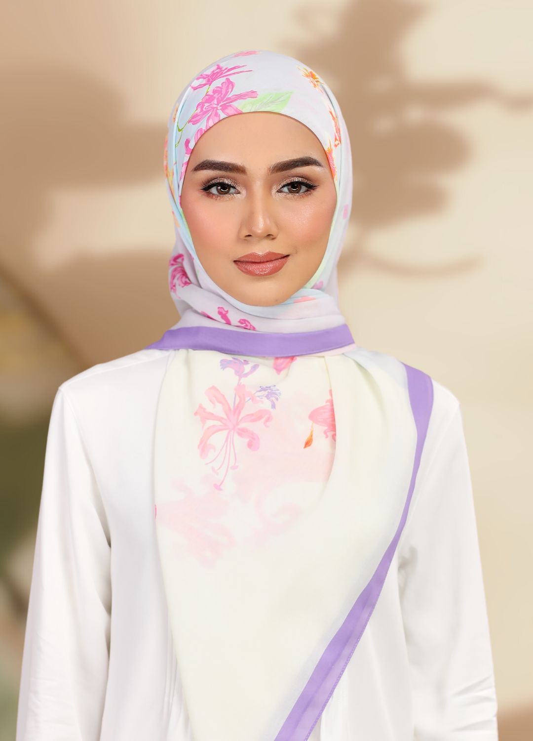 model wearing Tudung Cotton lilac